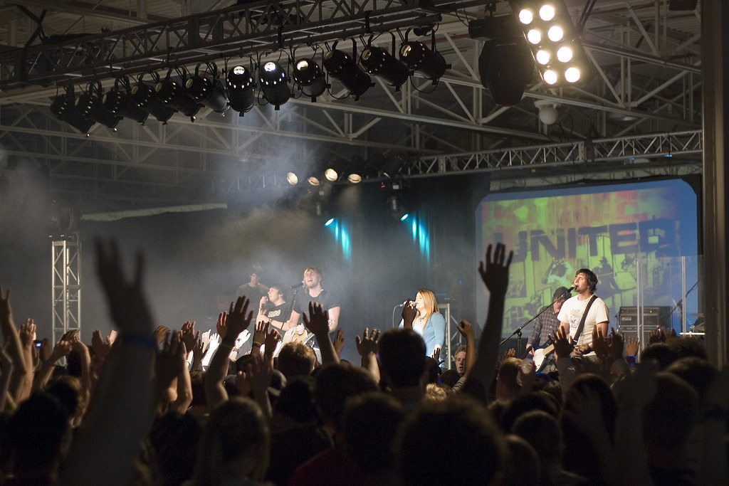 Një shqyrtim i kishës dhe grupit muzikor Hillsong
